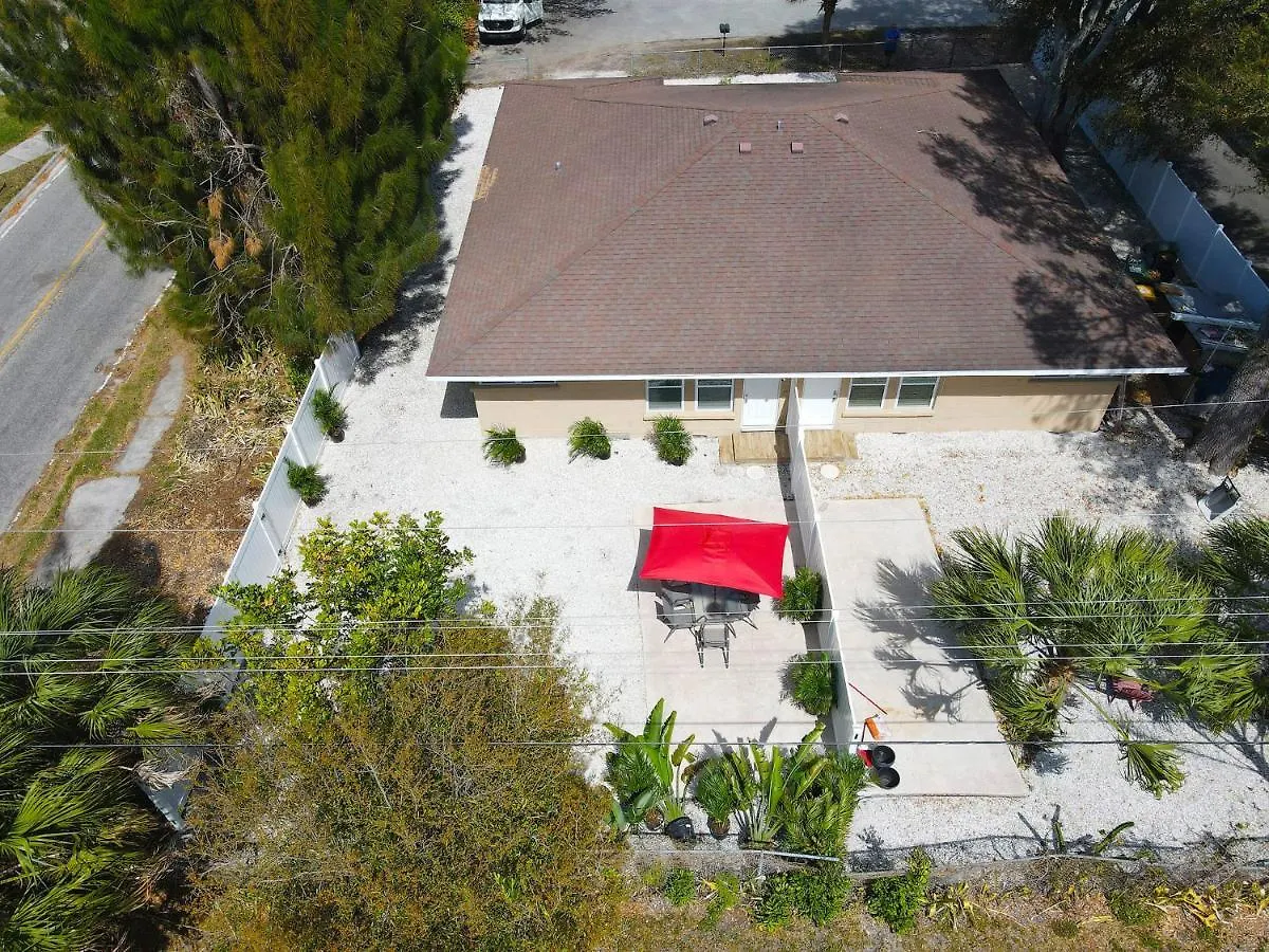 Cute House Near Downtown בית נופש