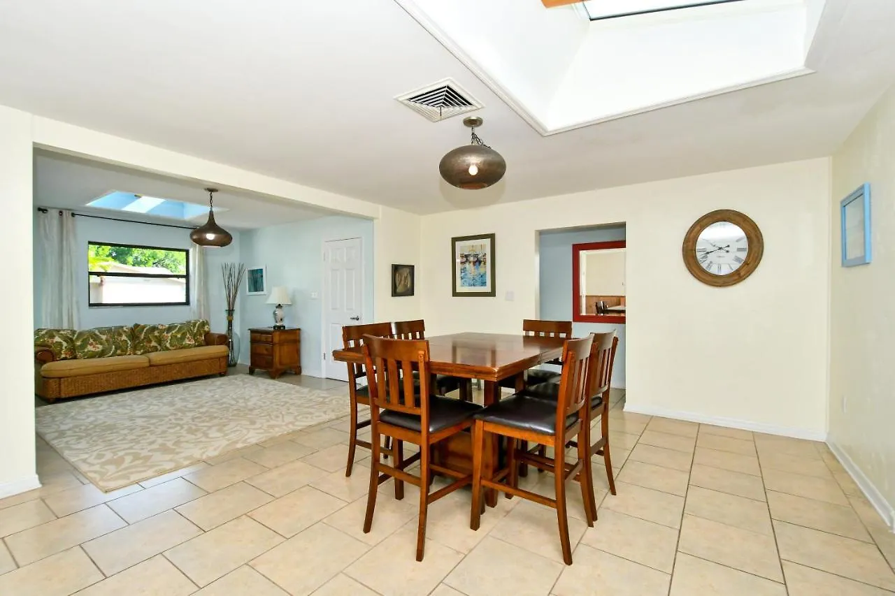 Heated Pool - Very Close To Siesta Beach, Restaurants & Shops! *