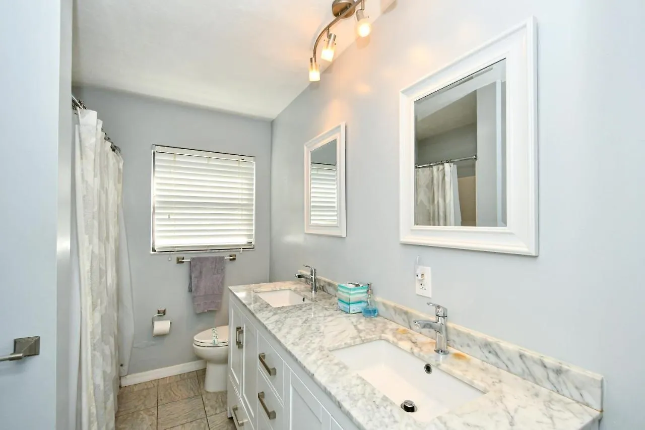 Heated Pool - Very Close To Siesta Beach, Restaurants & Shops! Holiday home *