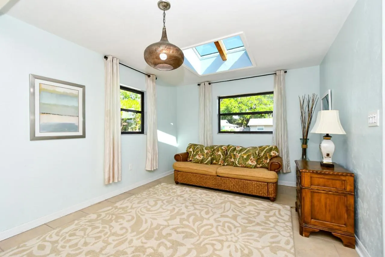 Heated Pool - Very Close To Siesta Beach, Restaurants & Shops! Holiday home *