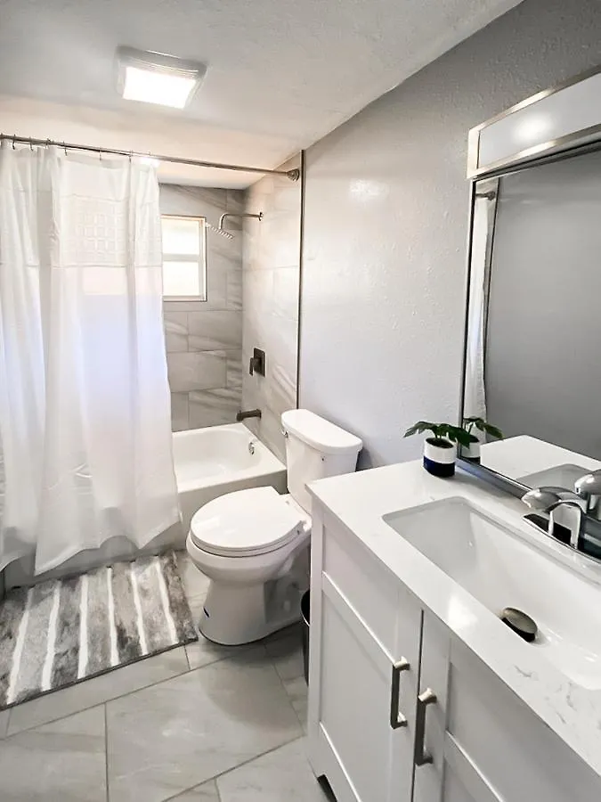 Feriehus Modern, Spacious, Comfy, Queen Beds, Backyard Sarasota