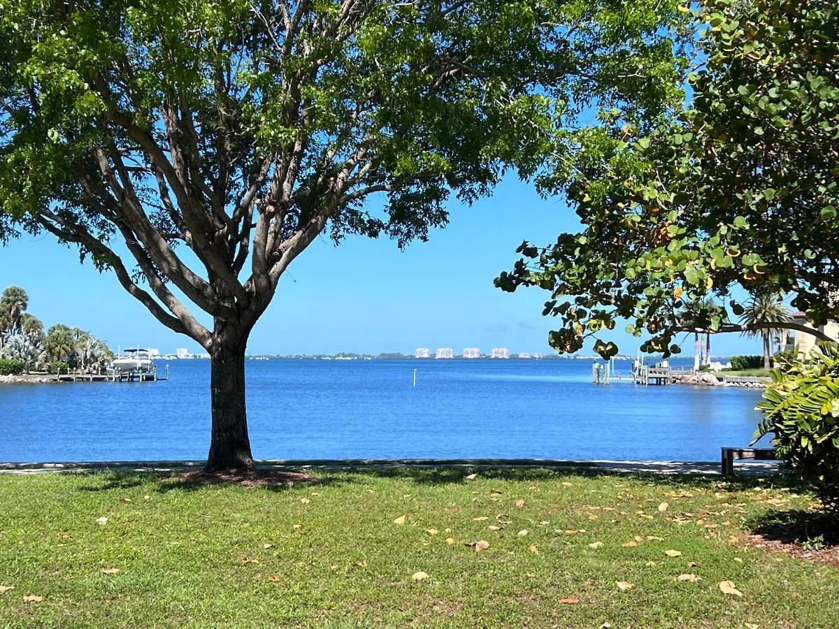 Private With Outside Garden Walk To The Bay And Ringling Museum Minutes From Downtown Sarasota