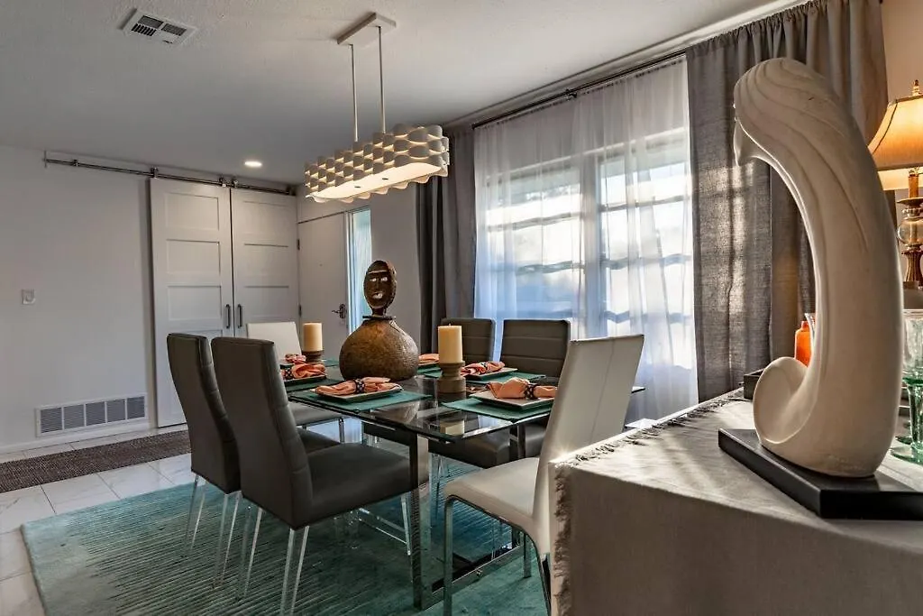 Apartment Cosmopolitan Suite, Centrally Located To Downtown And The Beach.