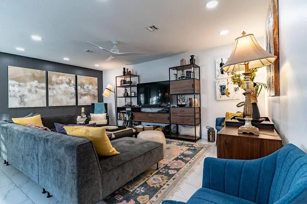 Apartment Cosmopolitan Suite, Centrally Located To Downtown And The Beach. *