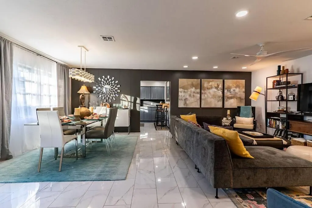 Apartment Cosmopolitan Suite, Centrally Located To Downtown And The Beach.