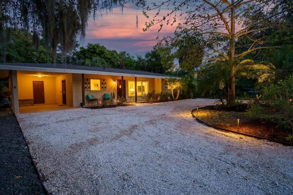 Beautiful Glam Mid-century 1 Block From Bay With Firepit
