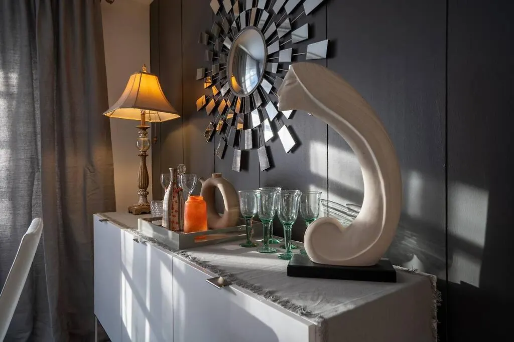 Cosmopolitan Suite, Centrally Located To Downtown And The Beach. Apartment