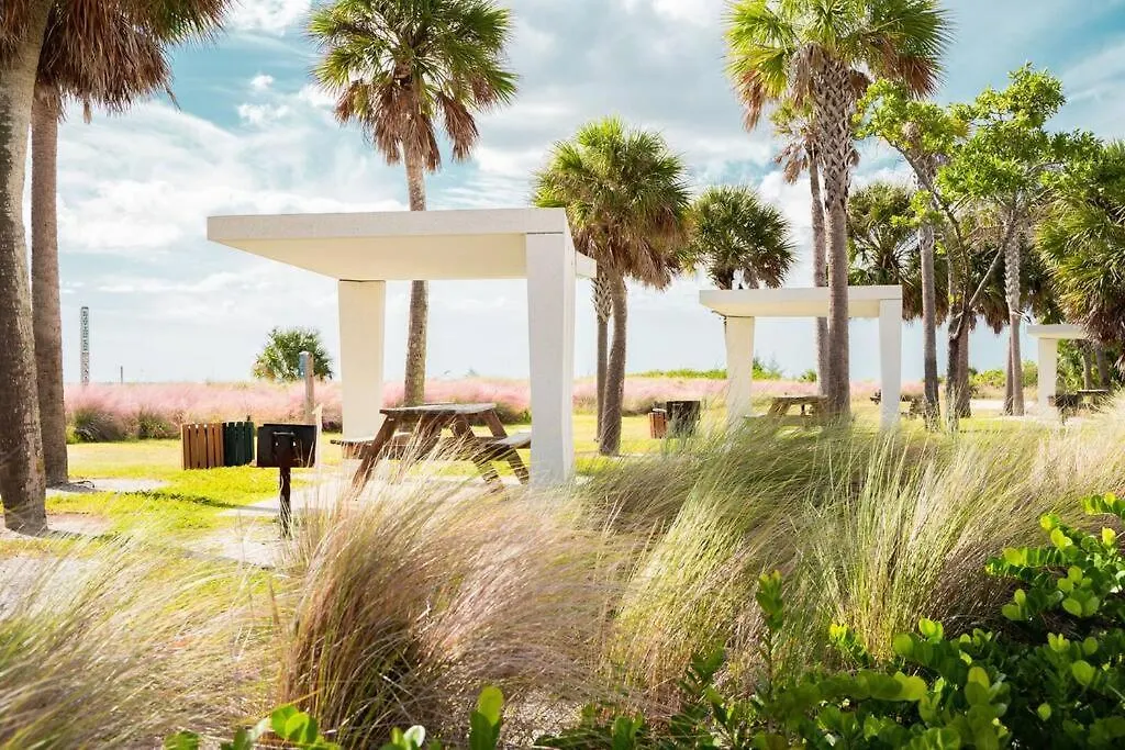 Cosmopolitan Suite, Centrally Located To Downtown And The Beach.