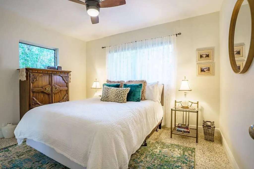 Beautiful Glam Mid-century 1 Block From Bay With Firepit Holiday home *
