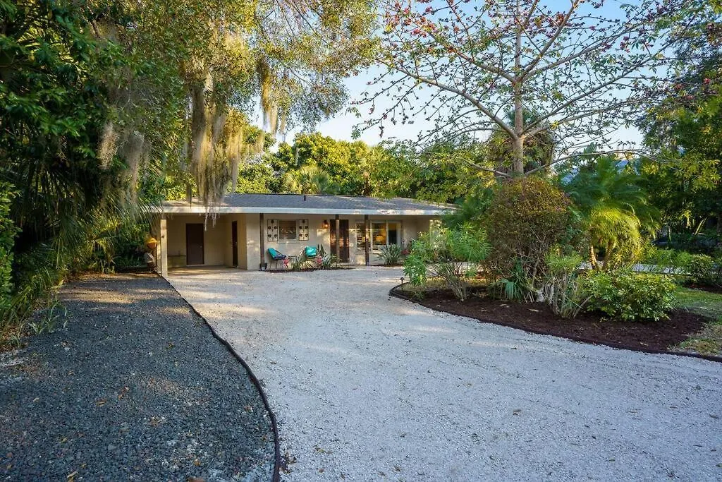 Beautiful Glam Mid-century 1 Block From Bay With Firepit Holiday home
