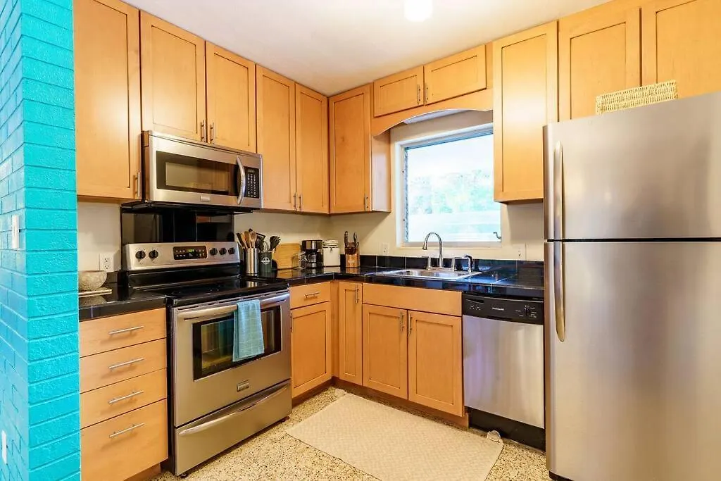 Beautiful Glam Mid-century 1 Block From Bay With Firepit Holiday home *
