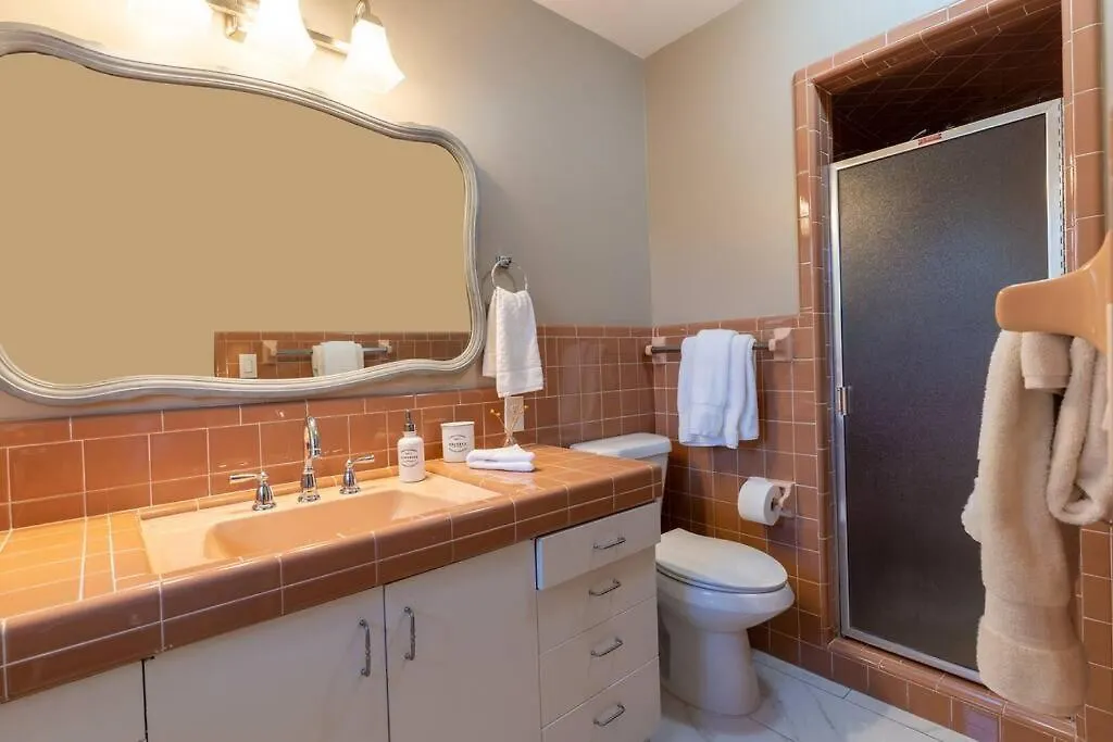 Cosmopolitan Suite, Centrally Located To Downtown And The Beach.