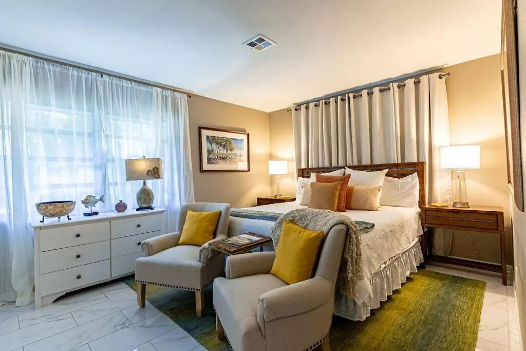 Cosmopolitan Suite, Centrally Located To Downtown And The Beach.