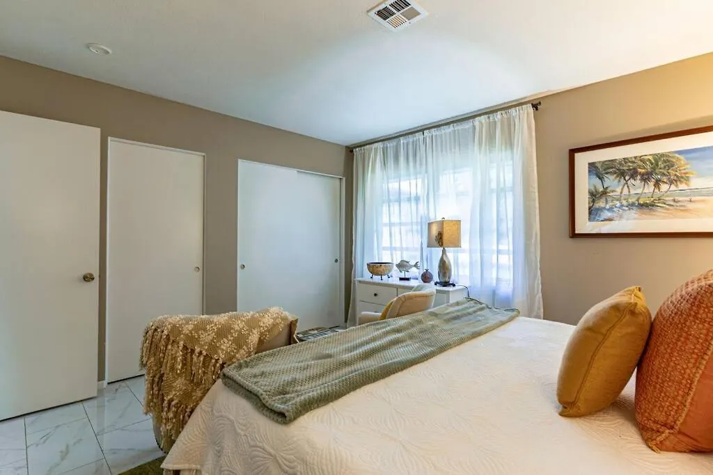 Apartment Cosmopolitan Suite, Centrally Located To Downtown And The Beach.