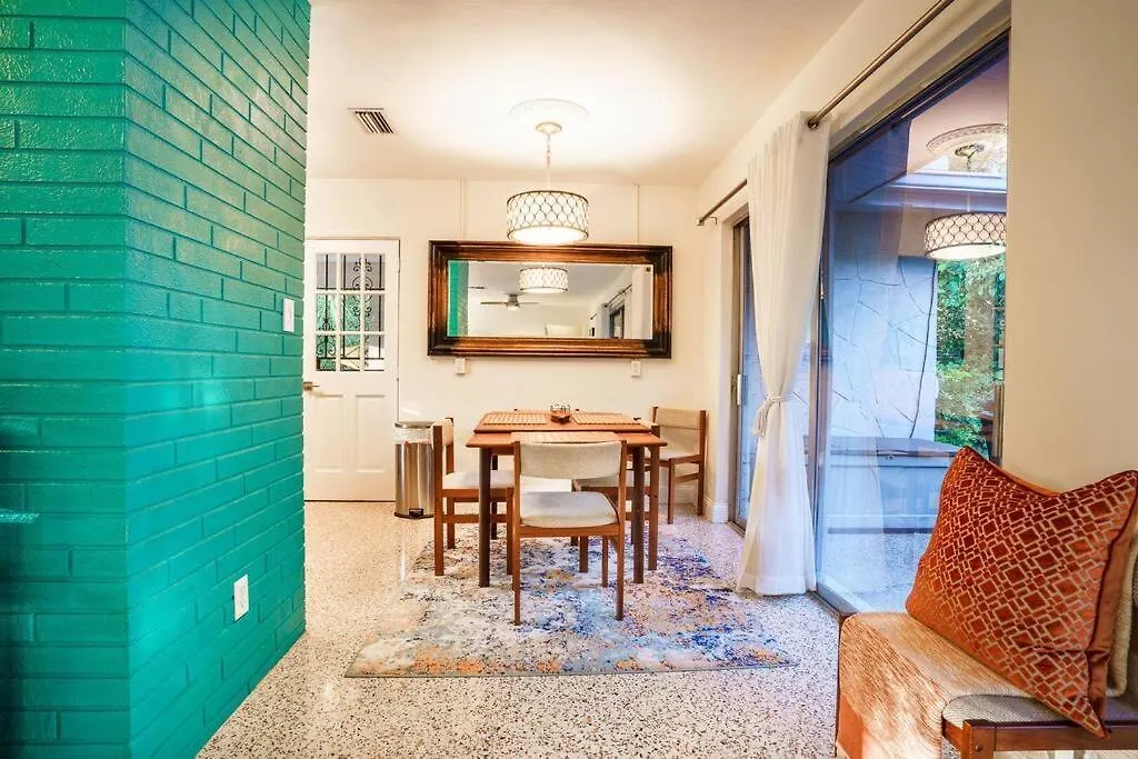 Beautiful Glam Mid-century 1 Block From Bay With Firepit Holiday home