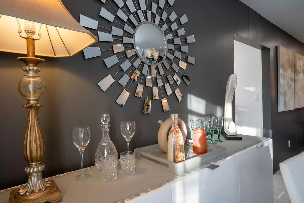 Cosmopolitan Suite, Centrally Located To Downtown And The Beach. *