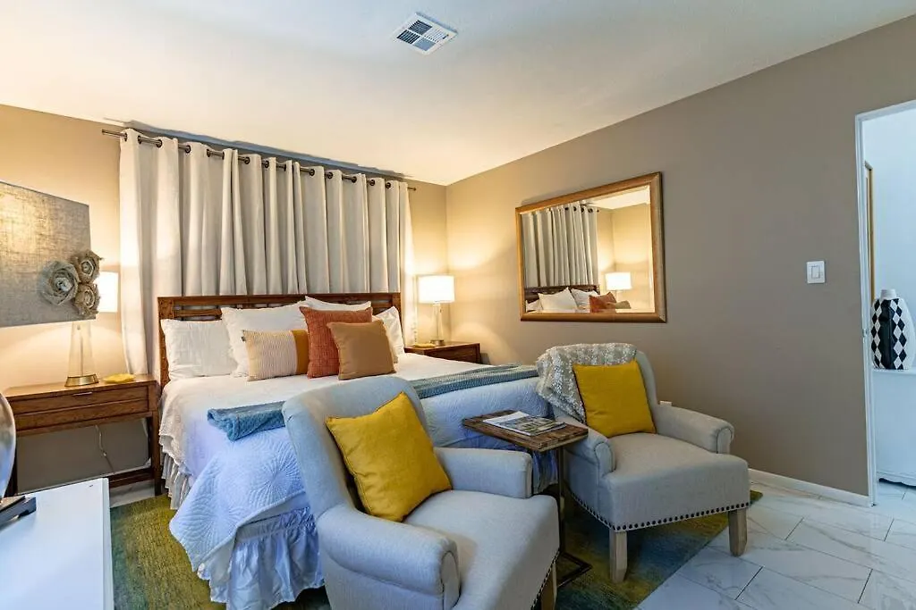 Cosmopolitan Suite, Centrally Located To Downtown And The Beach.