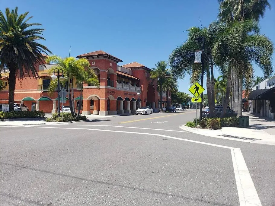 Cosmopolitan Suite, Centrally Located To Downtown And The Beach. * Sarasota