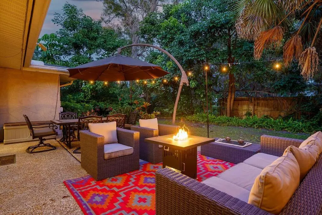 Beautiful Glam Mid-century 1 Block From Bay With Firepit