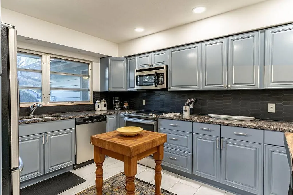 Apartment Cosmopolitan Suite, Centrally Located To Downtown And The Beach. *
