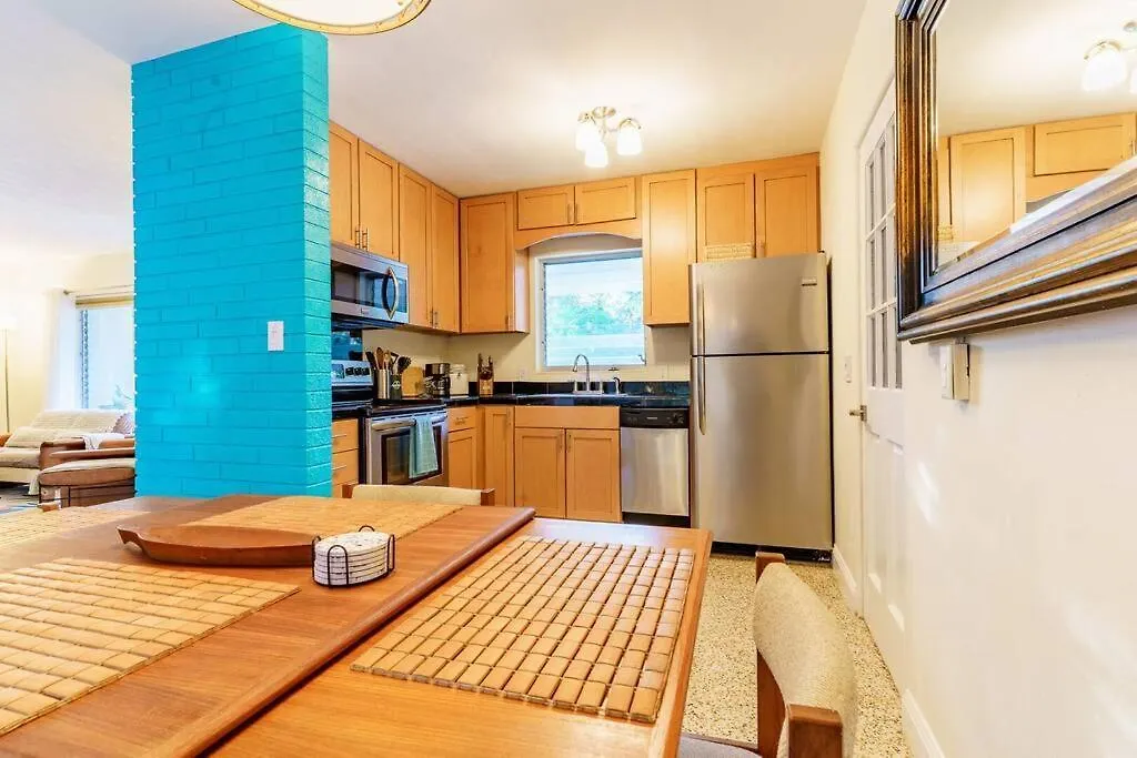 Holiday home Beautiful Glam Mid-century 1 Block From Bay With Firepit