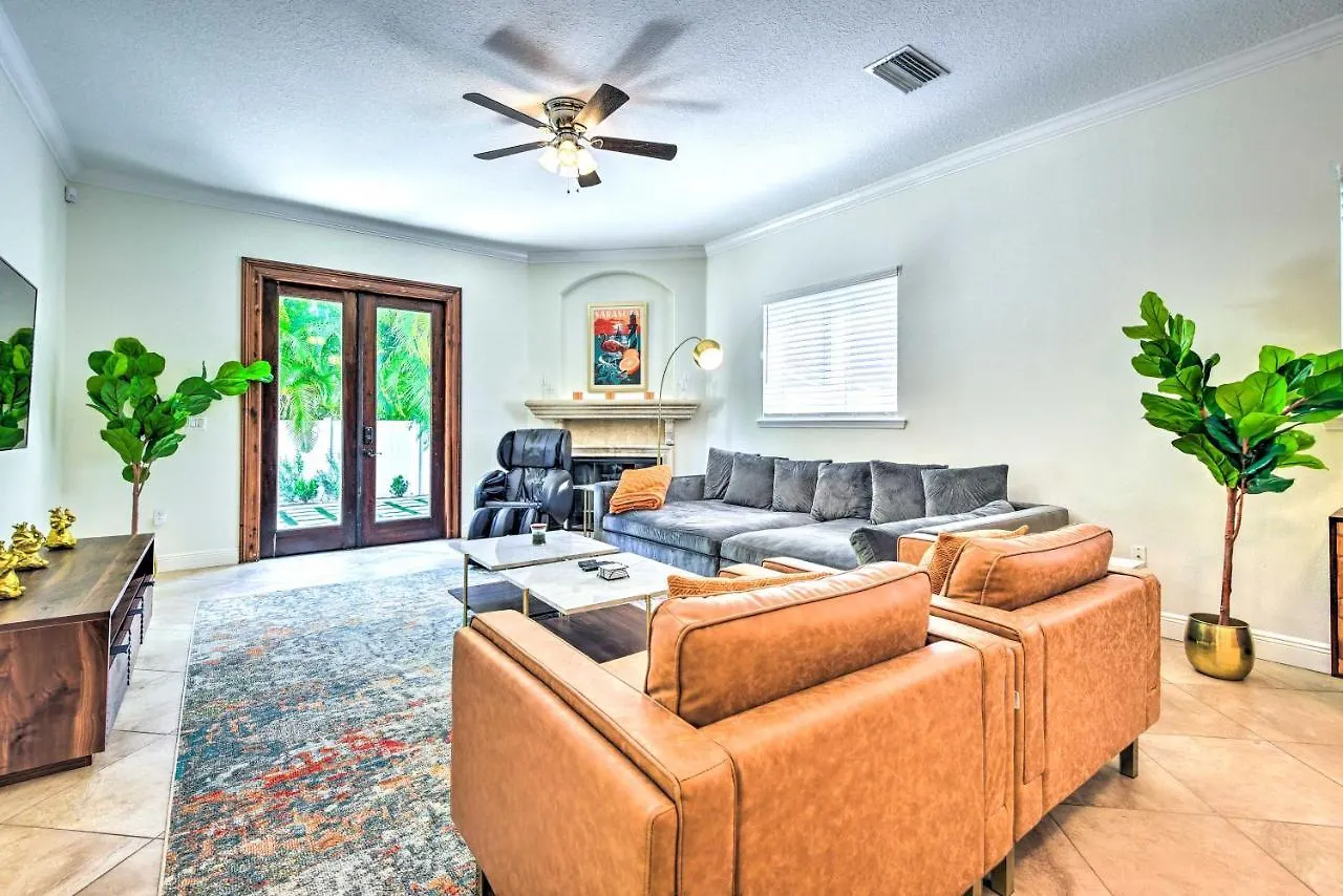 Sunny Abode With Yard About 1 Mi To Dtwn! Holiday home