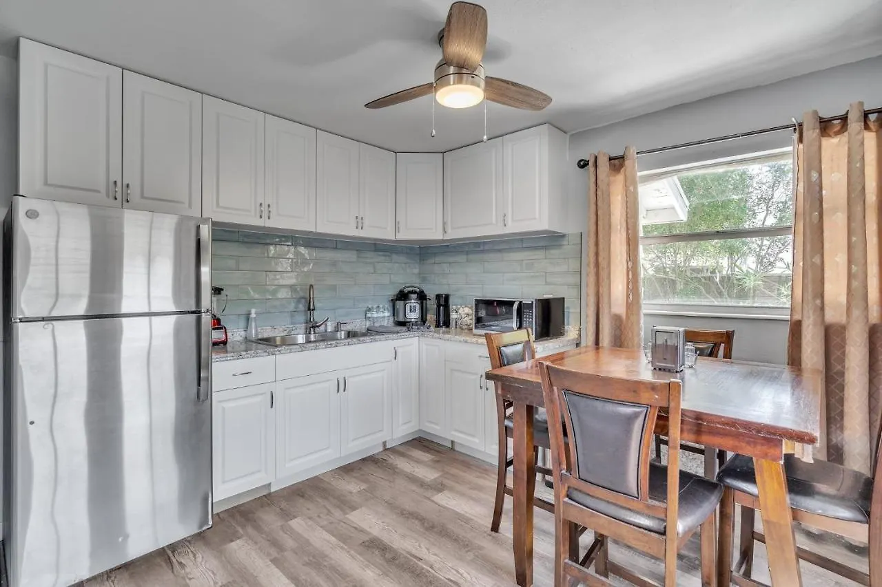 Holiday home Downtown Single Family Modern Close To Beaches And Dining *