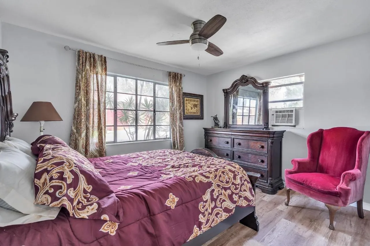 Holiday home Downtown Single Family Modern Close To Beaches And Dining *