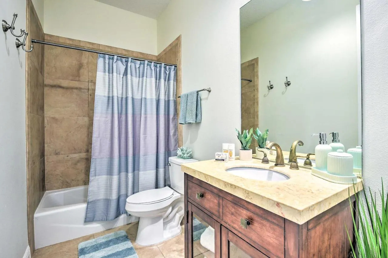 Sunny Abode With Yard About 1 Mi To Dtwn!