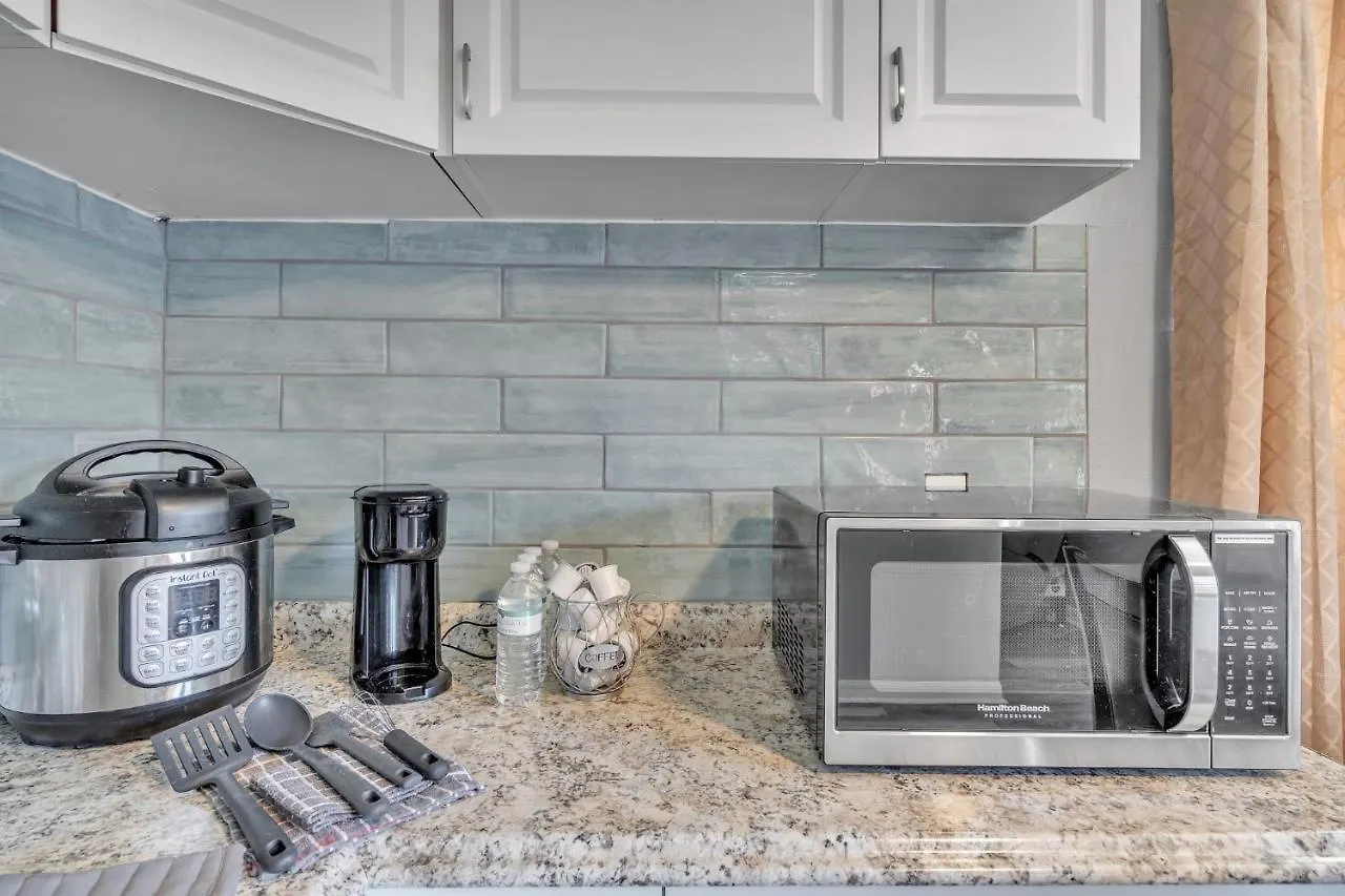 Downtown Single Family Modern Close To Beaches And Dining Holiday home
