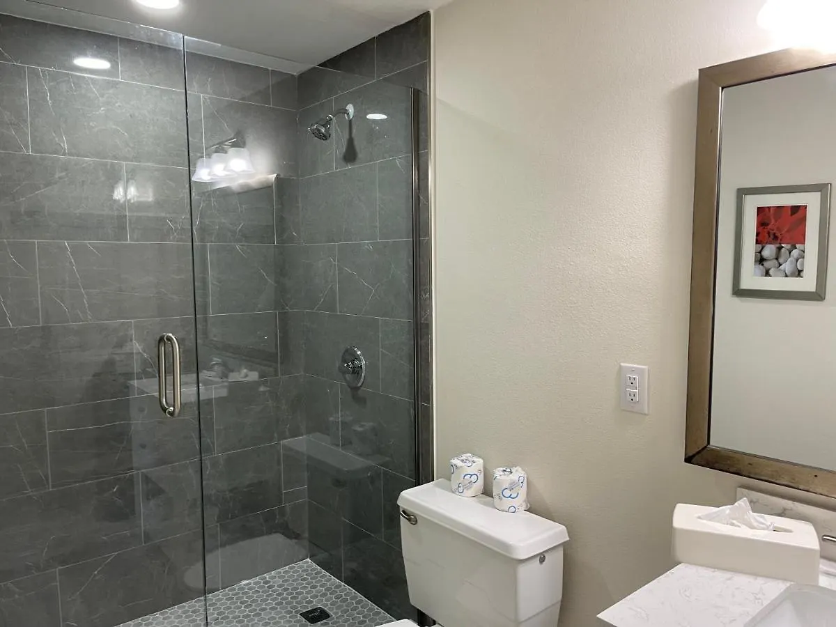 Aparthotel Remodeled, Huge Pool, Tiki Bar & Grill, Quiet *