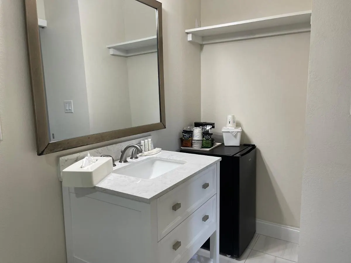 Remodeled, Huge Pool, Tiki Bar & Grill, Quiet Aparthotel *
