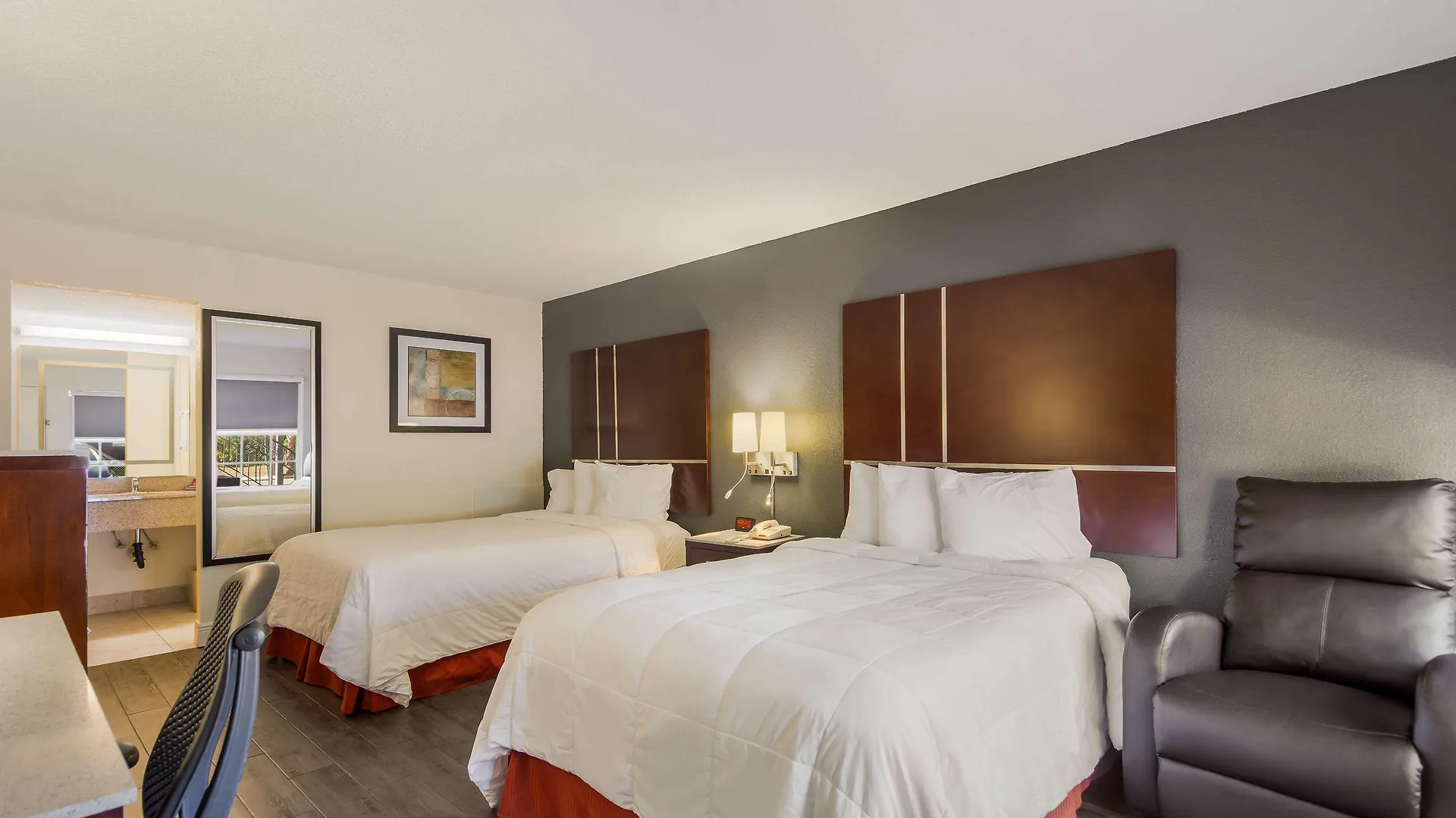 Hotel Surestay By Western Lido 2*