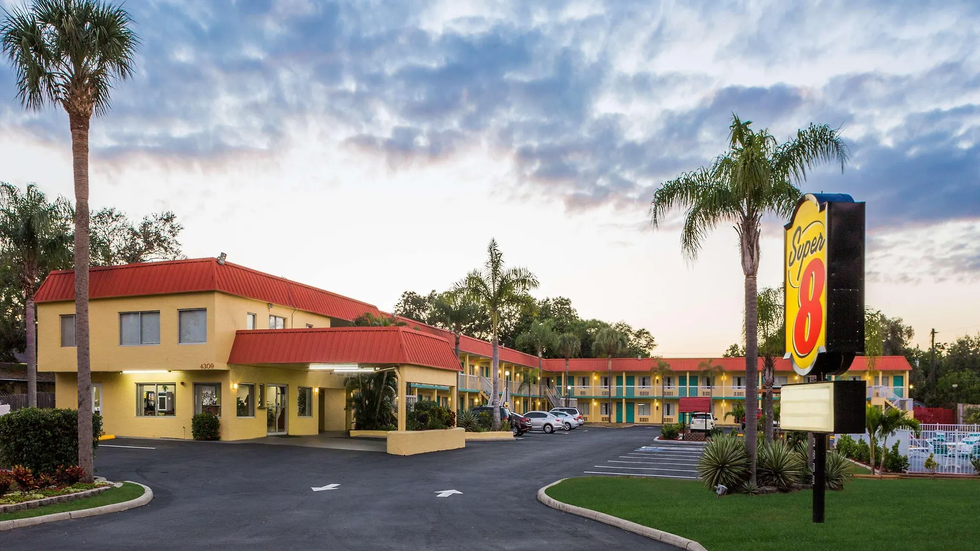 Motel Super 8 By Wyndham Sarasota Near Siesta Key