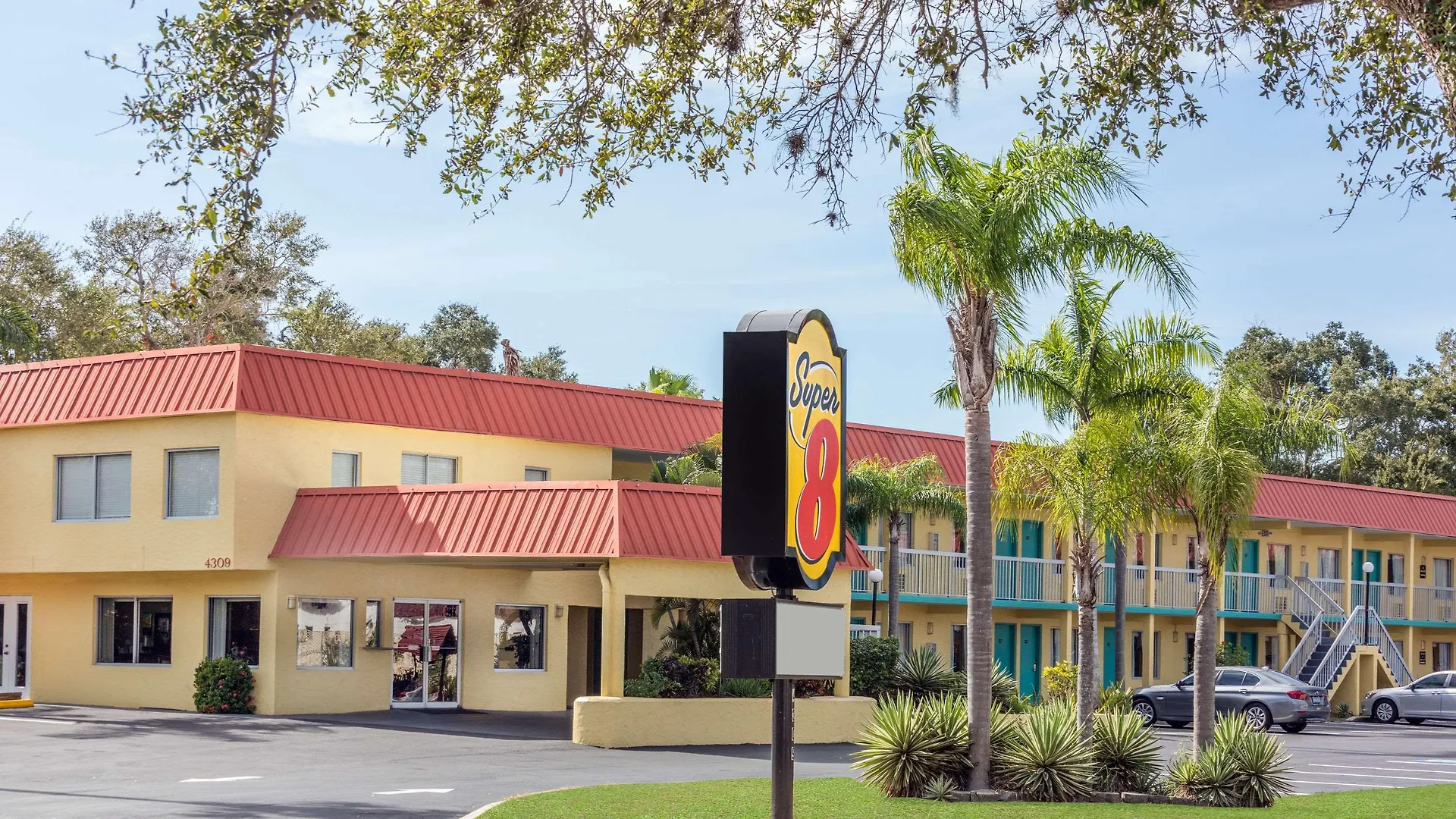 Motel Super 8 By Wyndham Sarasota Near Siesta Key