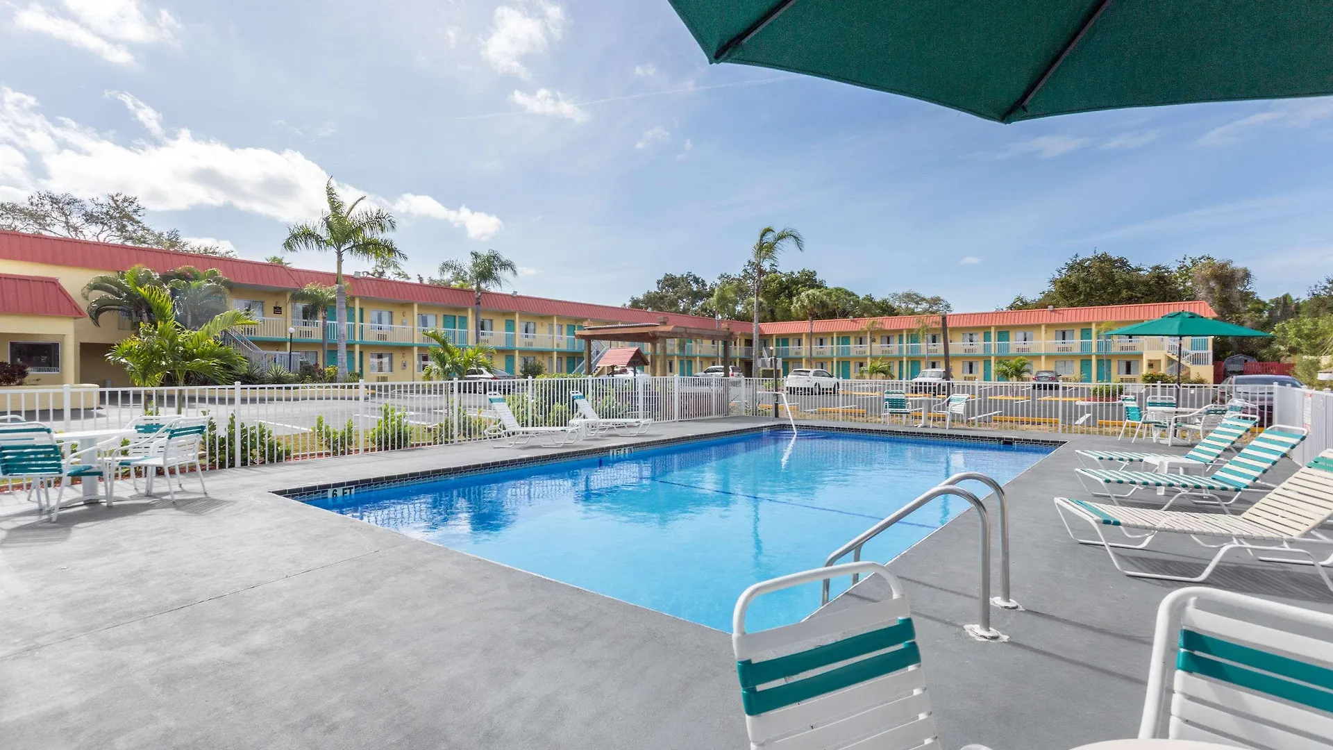 Super 8 By Wyndham Sarasota Near Siesta Key