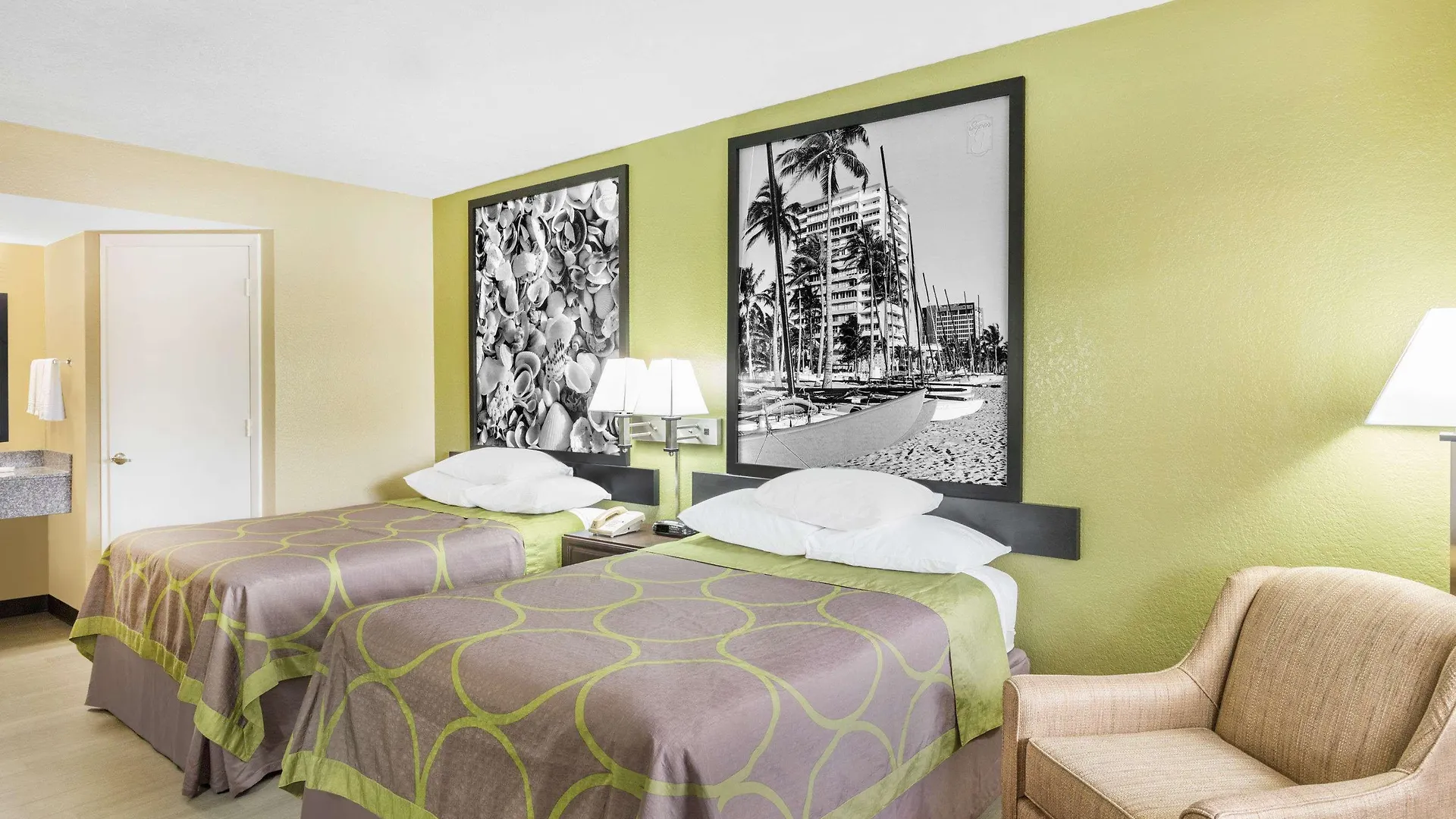 Super 8 By Wyndham Sarasota Near Siesta Key Motel