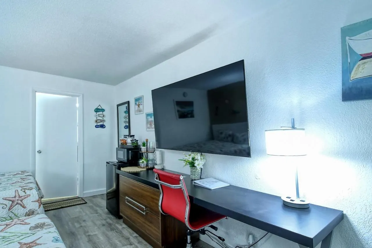 All-new, First Floor, Bunk Bed, Huge Pool, 70 Inch Tv, Tiki Bar! Apartment Sarasota
