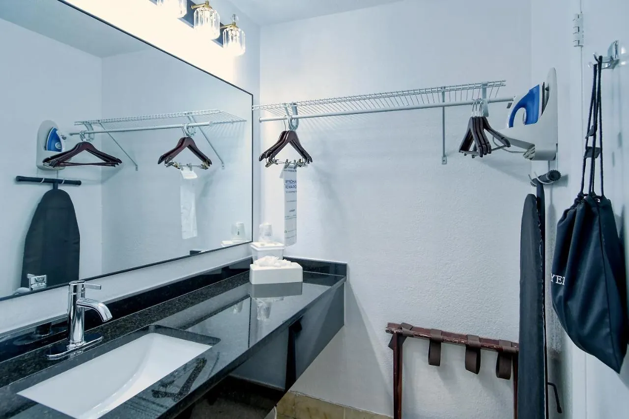 Apartment All-new, First Floor, Bunk Bed, Huge Pool, 70 Inch Tv, Tiki Bar!