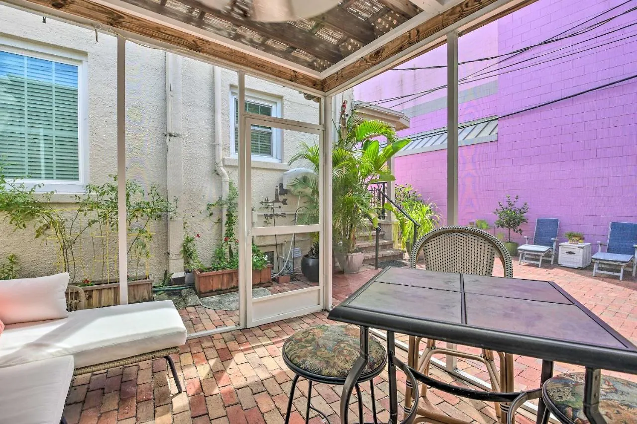 In Historic District With Patio! Holiday home Sarasota