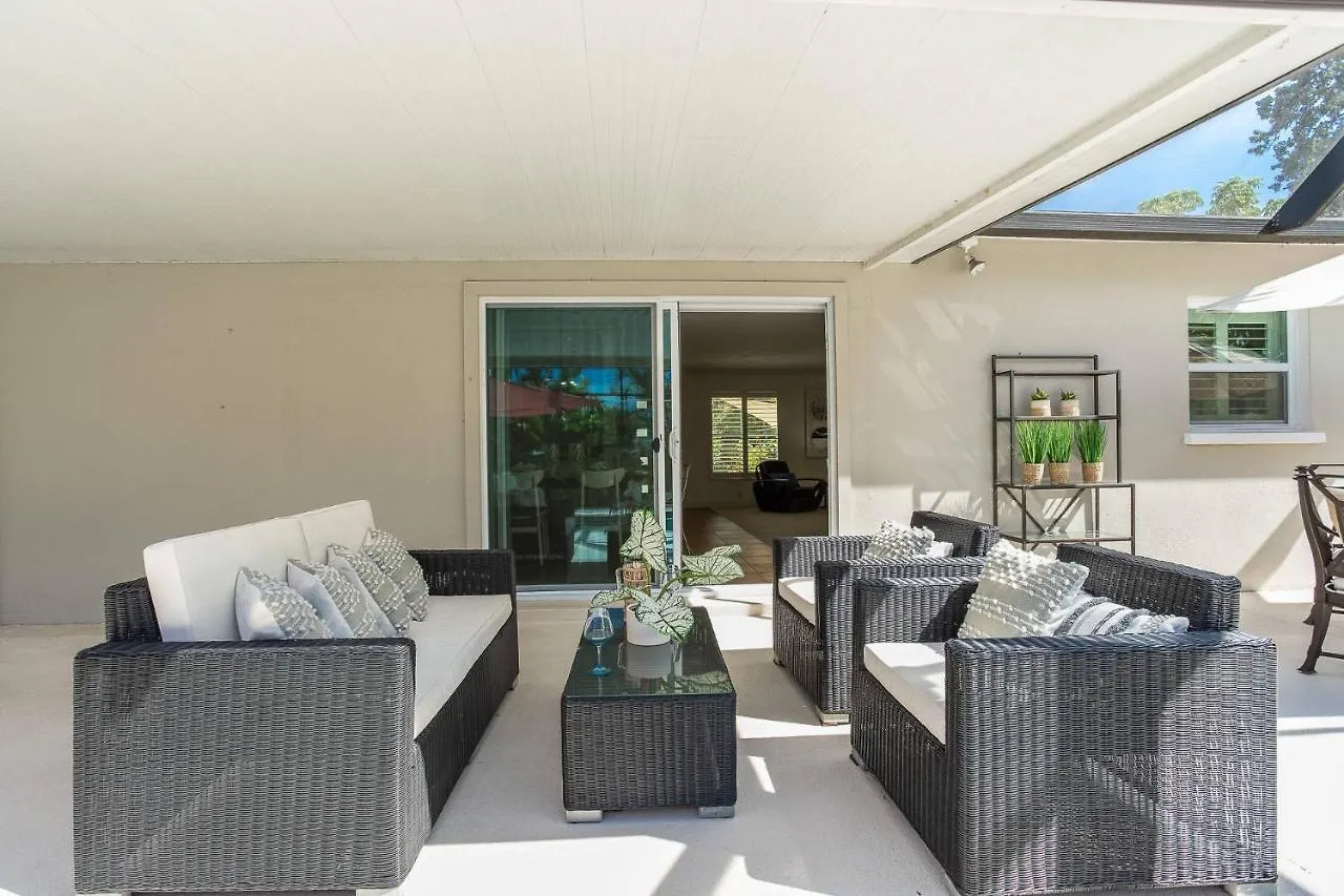 Lilac Mid-century Pool Holiday home Sarasota