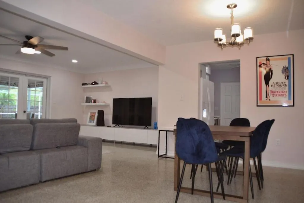 Clematis House Near Arlington Park With Heated Pool