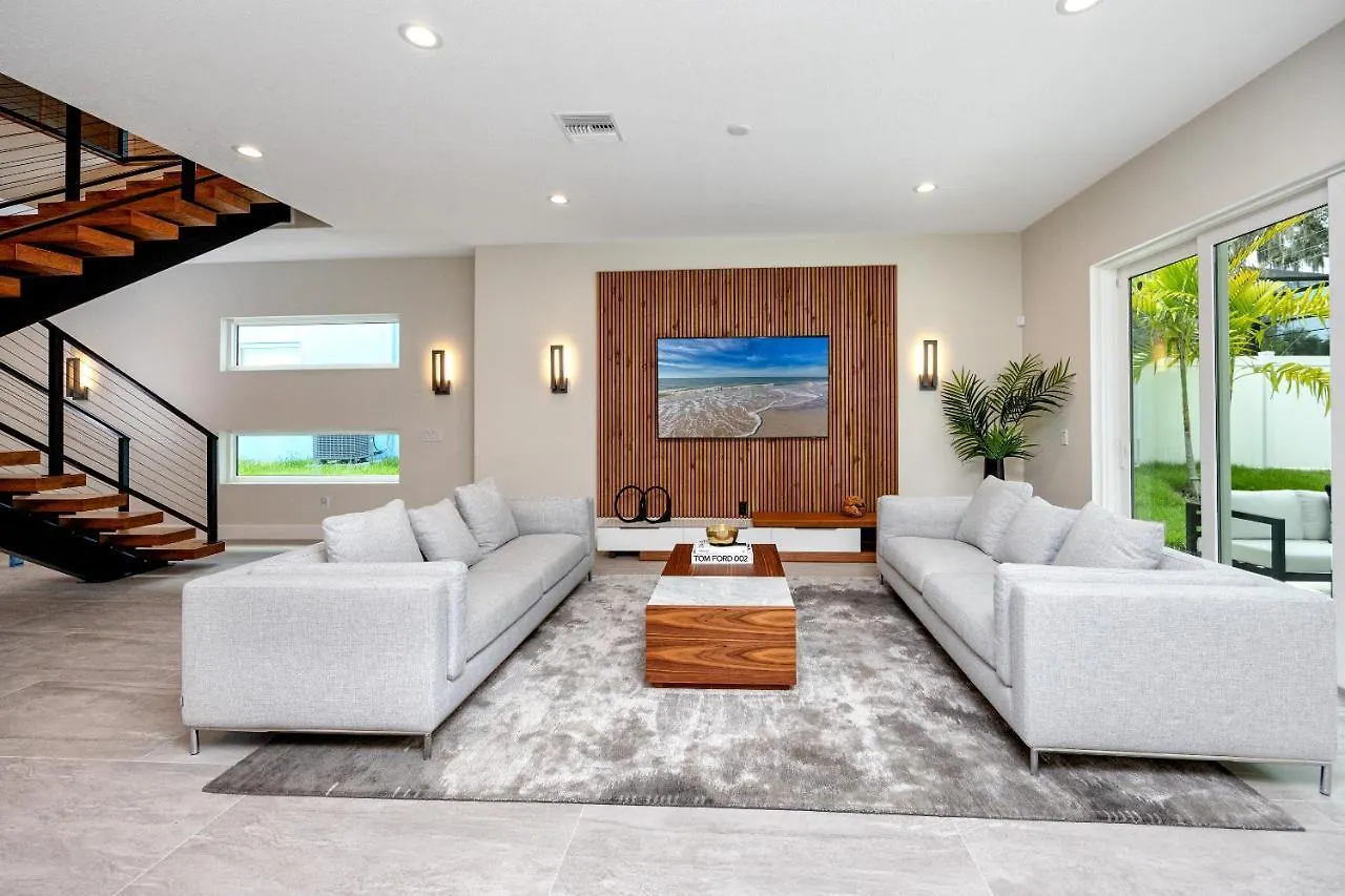 Holiday home #4 Tropical Paradise With Saltwater Heated Pool 10 Min To Siesta Key Sarasota