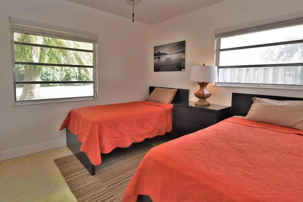 Rowena House 2bd Den 2bth Heated Pool Near Siesta Key *