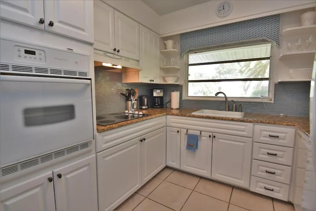 Rowena House 2bd Den 2bth Heated Pool Near Siesta Key Holiday home