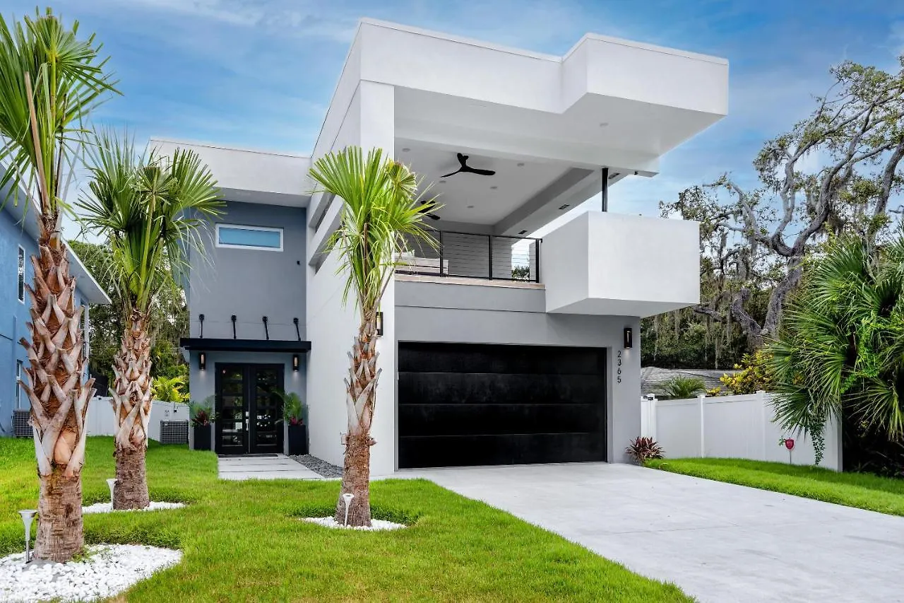 Holiday home #4 Tropical Paradise With Saltwater Heated Pool 10 Min To Siesta Key *