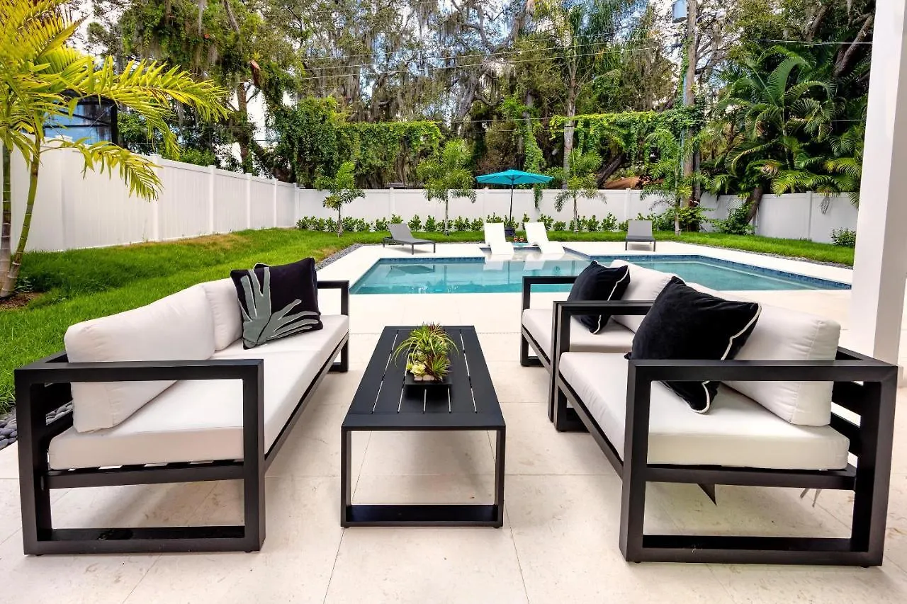 Holiday home #4 Tropical Paradise With Saltwater Heated Pool 10 Min To Siesta Key Sarasota