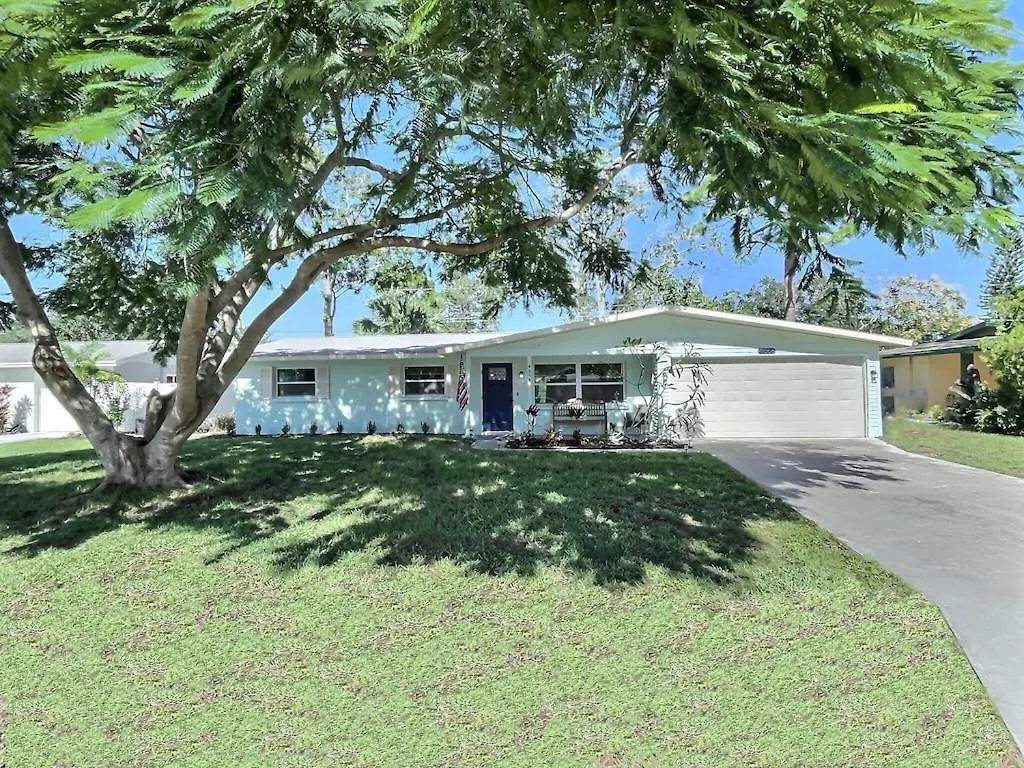 New Warm Modern Bliss Just 10 Minutes From Siesta Key Beaches And Downtown Holiday home