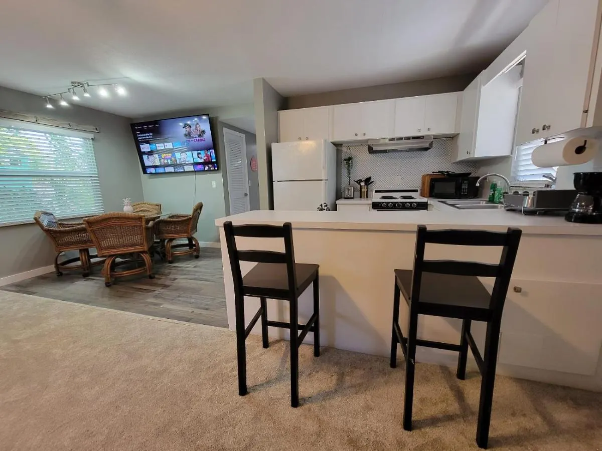 Walk To Siesta Beach, Restaurants, Shopping & More! *