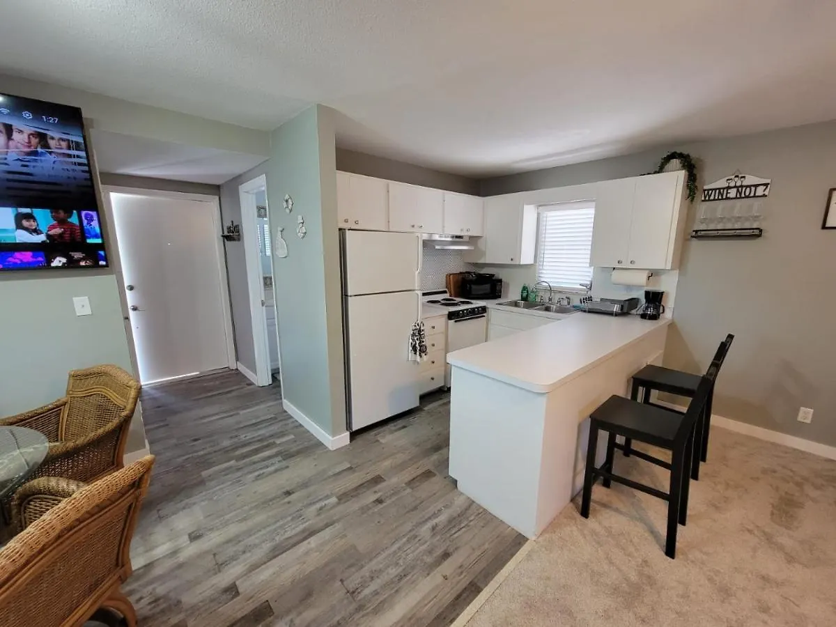 Walk To Siesta Beach, Restaurants, Shopping & More!